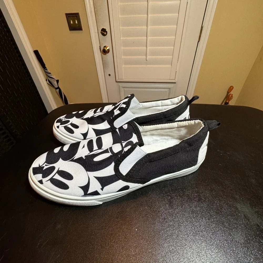 Disney Mickey Mouse size 7 black and white slipon